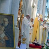 Na pełnienie dobrych dzieł pobłogosławił bp Tomasik. Obok obrazu relikwiarz w kształcie dłoni z bochenkiem chleba.