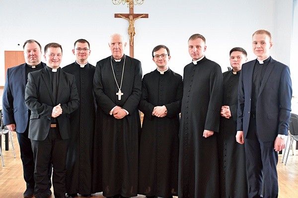 Grupowe pamiątkowe zdjęcie. Od lewej: ks. Bartłomiej Łuczak, ks. Paweł Kilimnik, ks. Rafał Zaleski, bp Ignacy Dec, ks. Michał Buraczewski, ks. Tomasz Gwizdek, ks. Krzysztof Mielnik i ks. Arkadiusz Harbar.