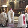 ▲	Na zakończenie uroczystości biskup senior odmówił akt zawierzenia Bożemu miłosierdziu.