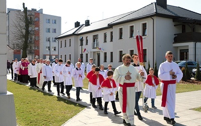 ▲	Budynek, który poświęcił bp Piotr Libera w Niedzielę Bożego Miłosierdzia, wznoszono przez niemal 4 lata.