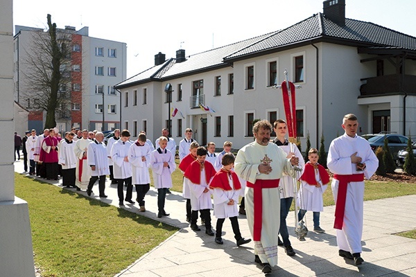 ▲	Budynek, który poświęcił bp Piotr Libera w Niedzielę Bożego Miłosierdzia, wznoszono przez niemal 4 lata.