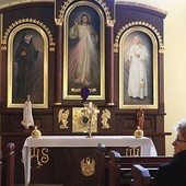 ◄	Ołtarz Jezusa Miłosiernego ze świętymi s. Faustyną i Janem Pawłem II sprzyja skupieniu i skłania do modlitwy.