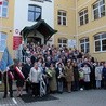 Uczestnicy święta przed Zespołem Szkół im. Cypriana Norwida, w której odbyła się uroczysta 37. sesja Rady Miejskiej. 