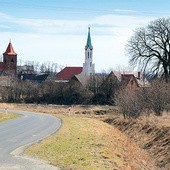 Malowniczy krajobraz Wzgórz Dalkowskich, pełna uroku panorama miejscowości mogą zainspirować do czytania poezji i uwielbienia Boga Stwórcy, który rozświetla ziemię blaskiem słońca. 