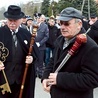 Adam Rapacki tego dnia otrzymuje klucz i symbolicznie przejmuje władzę nad gminą.