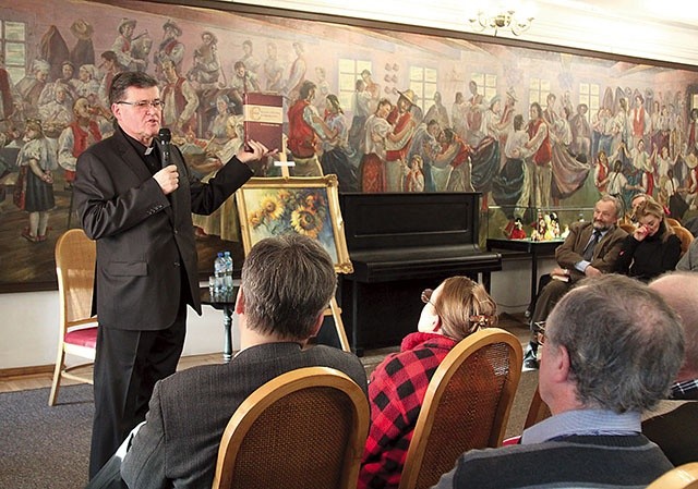 ▲	Ks. prof. Józef Budniak podczas wykładu.