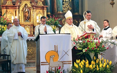 	Pasterz diecezji przewodniczył Eucharystii w sanktuarium  MB Nieustającej Pomocy.