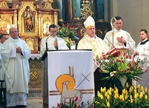 	Pasterz diecezji przewodniczył Eucharystii w sanktuarium  MB Nieustającej Pomocy.