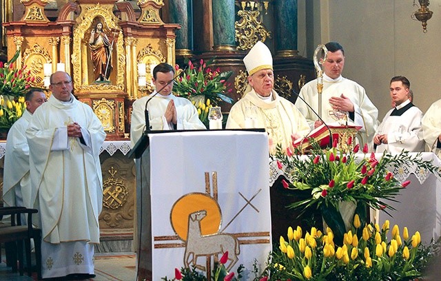 	Pasterz diecezji przewodniczył Eucharystii w sanktuarium  MB Nieustającej Pomocy.