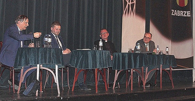 Paneliści na scenie Teatru Nowego. Od lewej: prof. dr hab.  n. med. Jan Duława, Marek Twaróg, redaktor naczelny „Dziennika Zachodniego”, ks. dr hab. Arkadiusz Wuwer z Wydziału Teologicznego Uniwersytetu Śląskiego i Krzysztof Lewandowski, wiceprezydent Zabrza. 