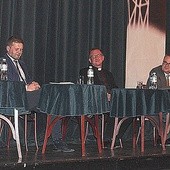 Paneliści na scenie Teatru Nowego. Od lewej: prof. dr hab.  n. med. Jan Duława, Marek Twaróg, redaktor naczelny „Dziennika Zachodniego”, ks. dr hab. Arkadiusz Wuwer z Wydziału Teologicznego Uniwersytetu Śląskiego i Krzysztof Lewandowski, wiceprezydent Zabrza. 