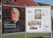 Wystawa przed ratuszem w Pyskowicach w Roku ks. Johannesa Chrząszcza.