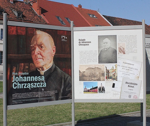 Wystawa przed ratuszem w Pyskowicach w Roku ks. Johannesa Chrząszcza.