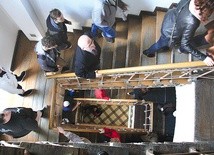 ▲	Do Rancza Nadziei strome schody prowadzą przez 3 kondygnacje.