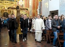 ▼	Modlitwie towarzyszył krzyż opolskiej młodzieży.