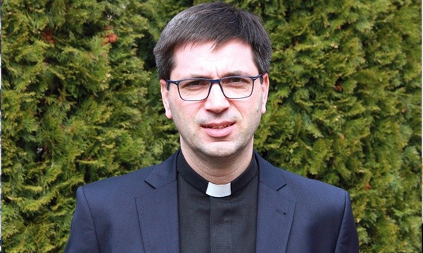 – Niedziela Miłosierdzia jest nieustannie odkrywana przez Kościół jako wielki dar od Boga. Sami obdarowani łaską, mamy przekazywać ten dar dalej – podkreśla ks. Janusz Steć.