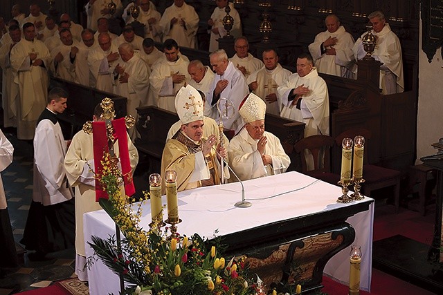 	Mszy św. przewodniczył biskup sandomierski.