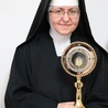 Siostra Aleksandra Prełowska z relikwiami założycielki zakonu.