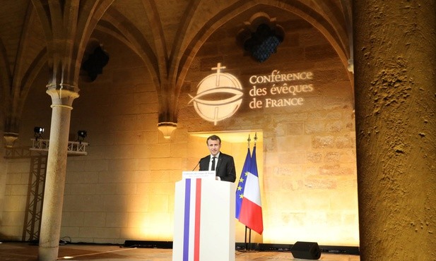 Bezprecedensowe wystąpienie prezydenta Francji na forum konferencji episkopatu