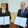 Podpisanie umowy między polskim Stowarzyszeniem Świętej Kingi i węgierskim Árpád-házi Szent Kinga Kulturális Egesület.