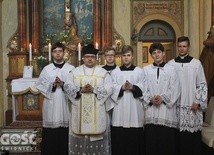 ks. Julian Nastałek wraz z Służbą Liturgiczną