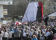 Pomnik Smoleński na razie bez krzyża