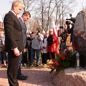 Krzysztof Jan Kaliński (po lewej) i Michał Trzoska oddają hołd ofiarom katastrofy