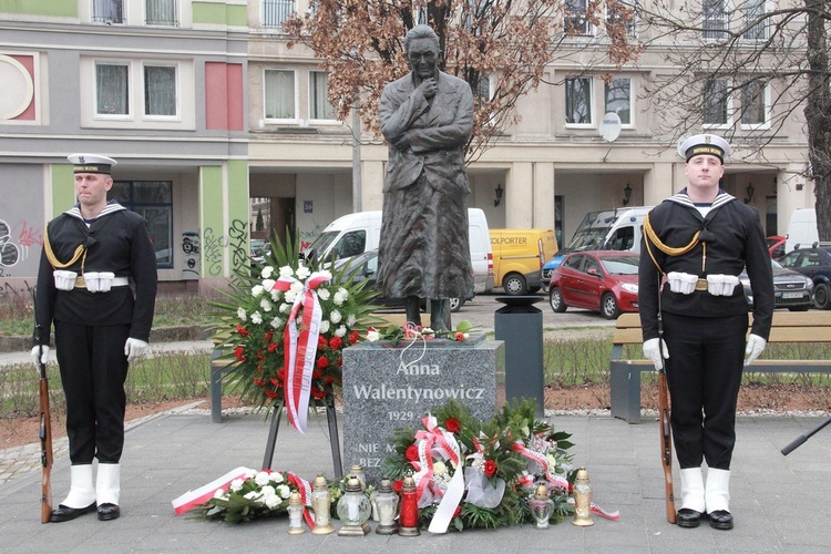 Uroczystości pod pomnikiem Anny Walentynowicz