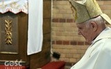 Biskup Ignacy Dec w czasie Mszy św. za ofiary katastrofy smoleńskiej.