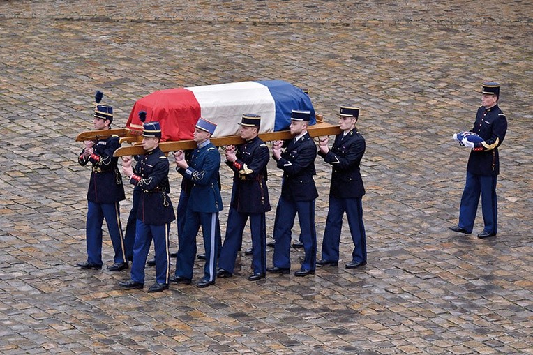 Pogrzeb Arnauda Beltrame’a, który oddał życie za zakładniczkę.  Czy krew męczenników ocali Francję?