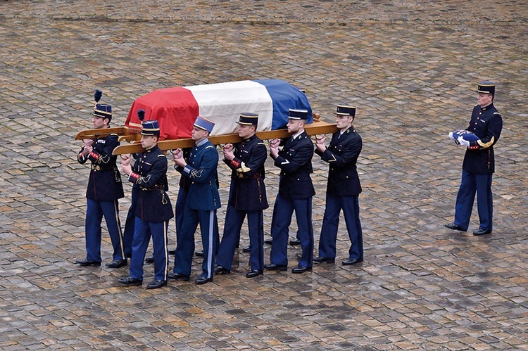 Pogrzeb Arnauda Beltrame’a, który oddał życie za zakładniczkę.  Czy krew męczenników ocali Francję?