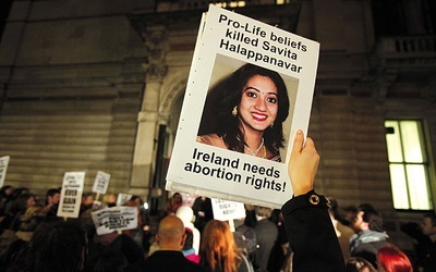 Śmierć Savity Halappanavar, imigrantki z Indii, stała się argumentem używanym przez demonstrantów domagających się legalizacji aborcji.