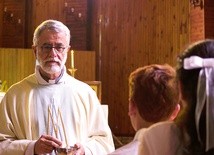 Bohaterami filmu są dzieci, które wspólnie uczęszczają na religię i przygotowują się do I Komunii Świętej.