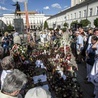 Krzyż przed Pałacem Prezydenckim postawili w kwietniu 2010 r. harcerze. Teraz jest częścią rzeźby w kościele akademickim św. Anny.