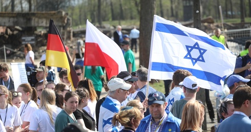 Żywi wołają w Auschwitz: Nigdy więcej!