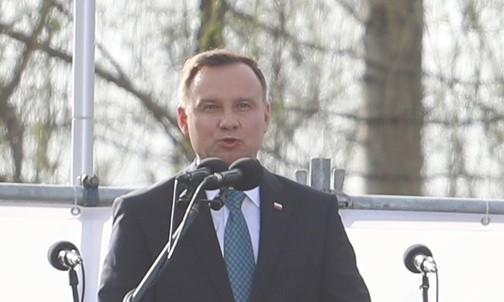 Żywi wołają w Auschwitz: Nigdy więcej!