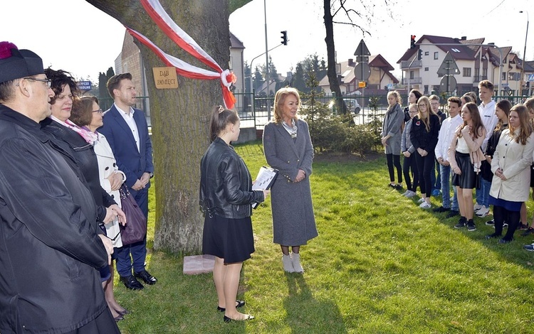 Pod "dębem katyńskim" odczytano wiersz Zbigniewa Herberta