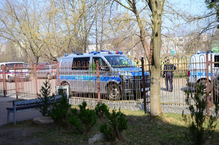 Trening antyterrorystyczny w liceum w Słupsku