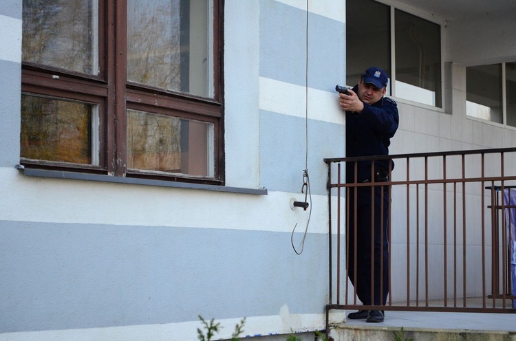 Trening antyterrorystyczny w liceum w Słupsku