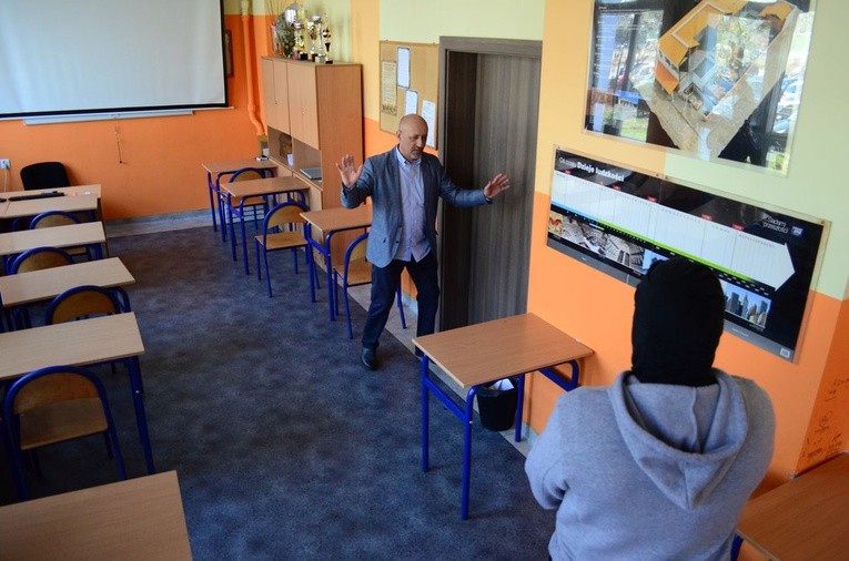 Trening antyterrorystyczny w liceum w Słupsku