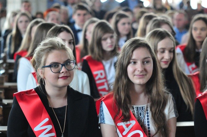 Kard. Dziwisz udzielił bierzmowania młodzieży z parafii św. Jana pawła II w Lublinie