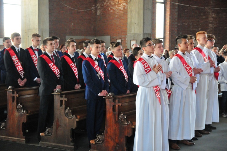 Kard. Dziwisz udzielił bierzmowania młodzieży z parafii św. Jana pawła II w Lublinie