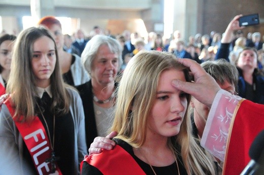 Kard. Dziwisz udzielił bierzmowania młodzieży z parafii św. Jana pawła II w Lublinie