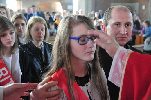 Kard. Dziwisz udzielił bierzmowania młodzieży z parafii św. Jana pawła II w Lublinie