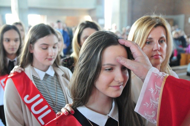 Kard. Dziwisz udzielił bierzmowania młodzieży z parafii św. Jana pawła II w Lublinie