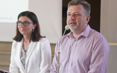 Monika i Marcin Gajdowie, rodzice czwórki dzieci, są terapeutami i autorami bestsellerowych książek
