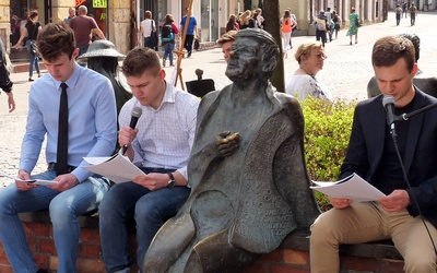 Spotkanie przy Ławeczce Poetów na ul. Wałowej w Tarnowie