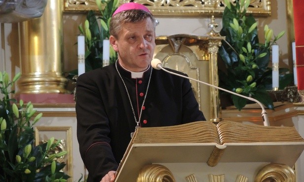 Bp Roman Pindel rozpoczął Maraton Biblijny w Hałcnowie