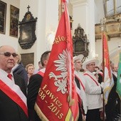 Poczty sztandarowe podczas Mszy św. Na pierwszym planie - szef łowickiego koła pszczelarzy