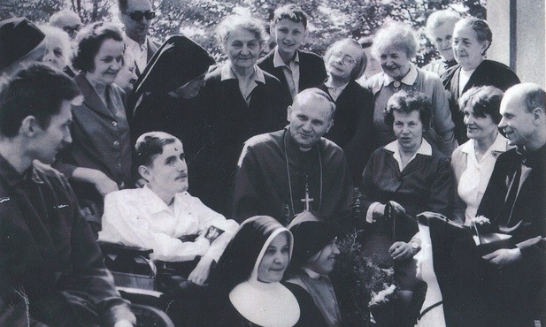 Biskup Karol Wojtyła i Hanna Chrzanowska (powyżej biskupa) na rekolekcjach dla chorych w Trzebini
